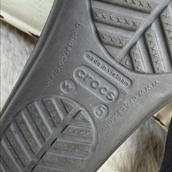 CROCS | Sanrah Slip On Hammered Teardrop 
Comfort Sandals, Size 5 - Picture 9 of 11